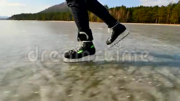 穿着黑腿的长男腿穿着冰球鞋户外滑冰视频的预览图
