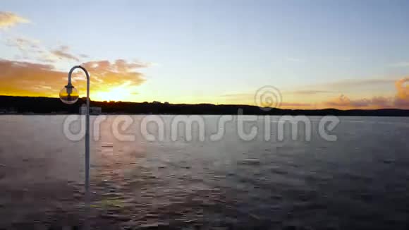 日落时分在海上视频的预览图