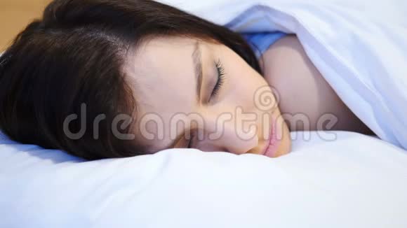 晚睡在床上的年轻女子视频的预览图