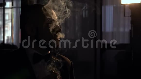 一个抽着雪茄的剪影人视频的预览图