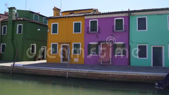 博拉诺的黄色紫色蓝色和绿色的房子威尼斯的建筑景观视频的预览图