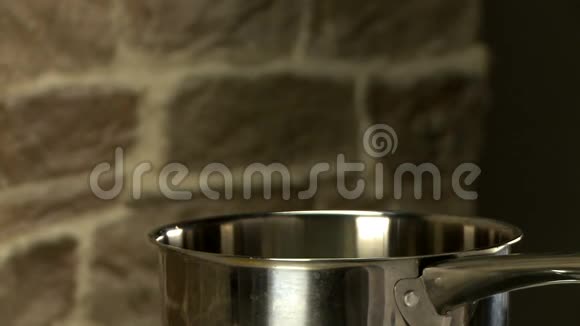 用厨房刮刀在碗中搅拌浆料视频的预览图