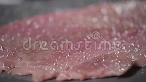有胡椒粉维纳施尼泽尔生猪肉准备用油腌料在煎锅里用火煮专业人员视频的预览图