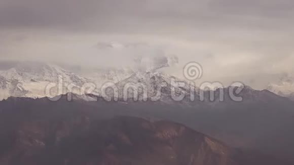 山峦叠嶂山峦叠嶂绕着安纳普尔纳山旅行喜马拉雅山尼泊尔徒步旅行和视频的预览图