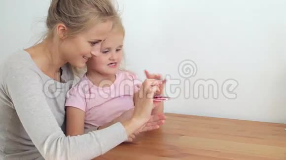 女儿在玩手旋转器视频的预览图