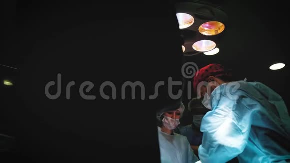 医生穿着防护服使用消毒设备进行手术医疗组执行外科视频的预览图