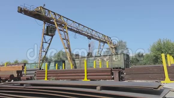 带金属的大型仓库全景带龙门吊和货运列车的仓库全景视频的预览图