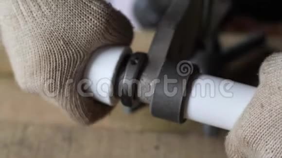 手在手套焊接塑料管道以连接他们在一起4k60fps慢动作铜制管道视频的预览图