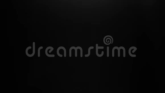 白色蒸汽烟雾在黑色背景上喷出抽象背景的概念视频的预览图