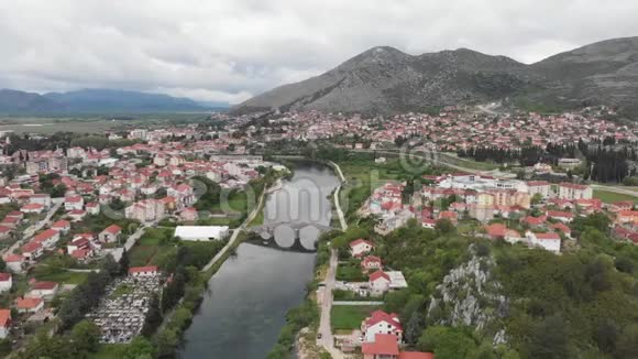 鸟瞰桥和城市赫塞戈瓦卡格拉查尼察在特雷比涅波斯尼亚和黑塞哥维那视频的预览图