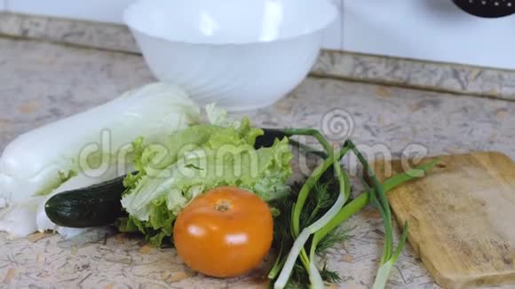砧板盘子和蔬菜大白菜黄瓜番茄葱快关门视频的预览图