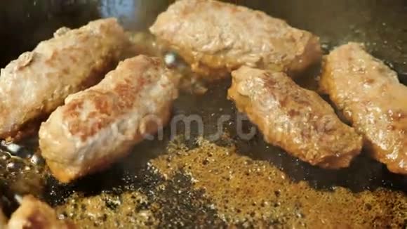美味的肉切片用油煎在锅里特写俯视图视频的预览图