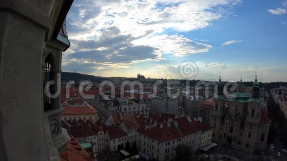 4K布拉格老城的城市景观旧市政厅大楼的景色视频的预览图