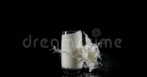 一杯牛奶在白色背景下爆炸视频的预览图
