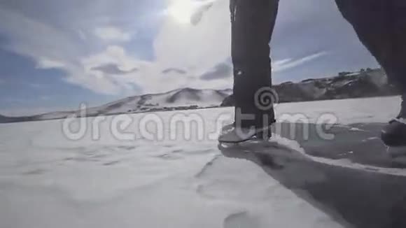 两个旅行者在一个白雪覆盖的湖上滑冰视频的预览图