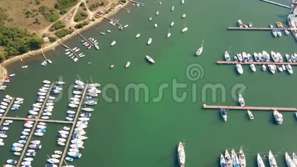 亚得里亚海码头的锚艇摩托艇和帆船视频的预览图