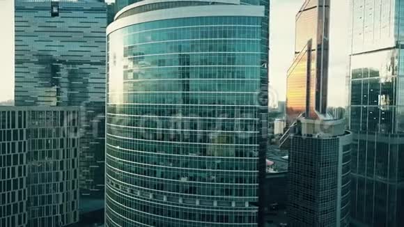 反射式摩天大楼的细节视频的预览图