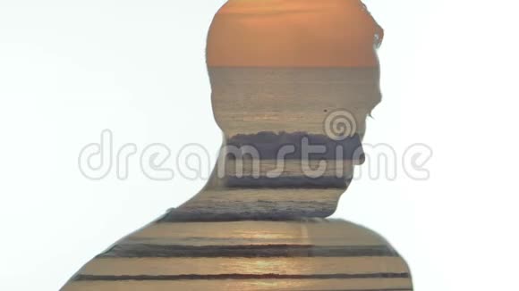 人类和海洋日落的双重曝光人与海浪的双重阐述视频的预览图