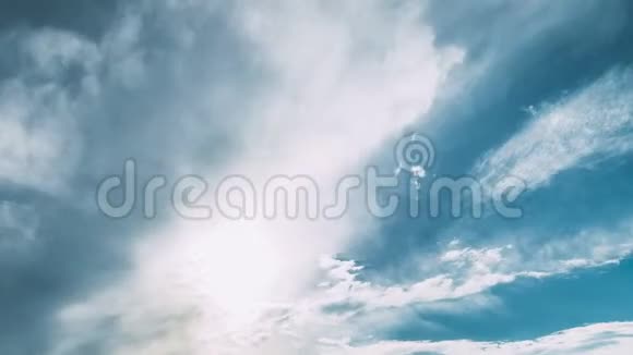 多云的天空在雨前天空充满了蓬松的云彩视频的预览图