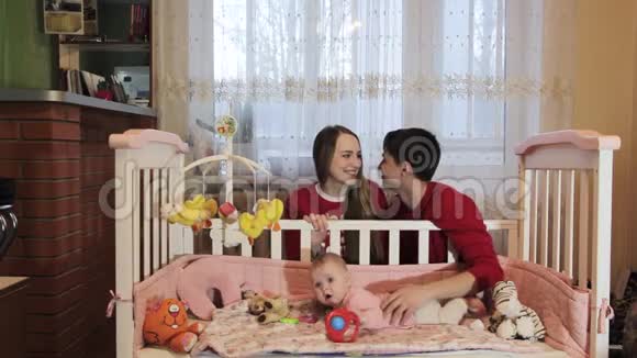 年轻父母怀上第一个孩子视频的预览图