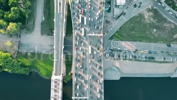交通高峰期商业区交通拥堵严重视频的预览图