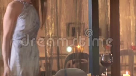 一位美女坐在餐厅的餐桌上喝红酒视频的预览图