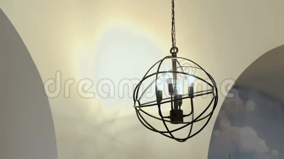 不寻常的时尚灯的形式金属球与四盏灯视频的预览图