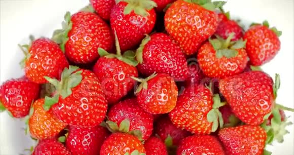 新鲜水果美味草莓作为食物的背景有机健康成熟草莓营养视频的预览图
