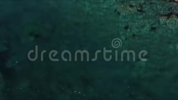 高空拍摄山崖和蓝色海水岩石悬崖和海水在海湾空中景观从上面视频的预览图
