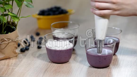 用玻璃杯装饰蓝莓潘纳棉视频的预览图