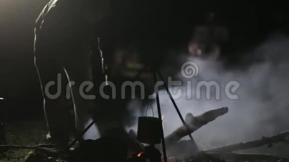 晚上的篝火人在篝火中加入树林纠正煤视频的预览图