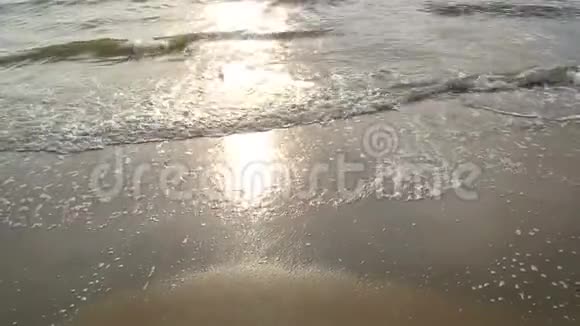 阳光明媚的一天海水在海滩上洗沙很漂亮的背景荷兰的海水正在日落视频的预览图