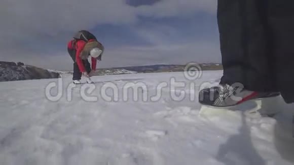 两个旅行者在一个白雪覆盖的湖上滑冰视频的预览图