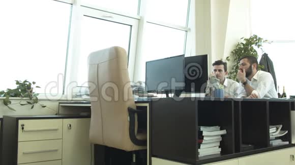 商业技术和办公概念两位拥有平板电脑和办公室讨论论文的商人视频的预览图