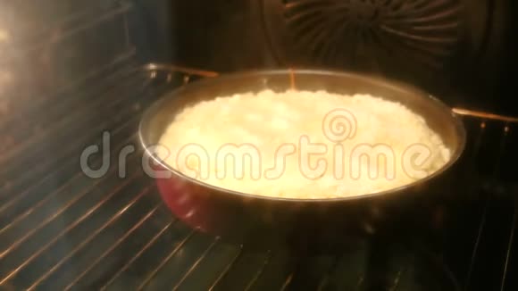 自制烹饪派在烤箱特写里烤的视频的预览图