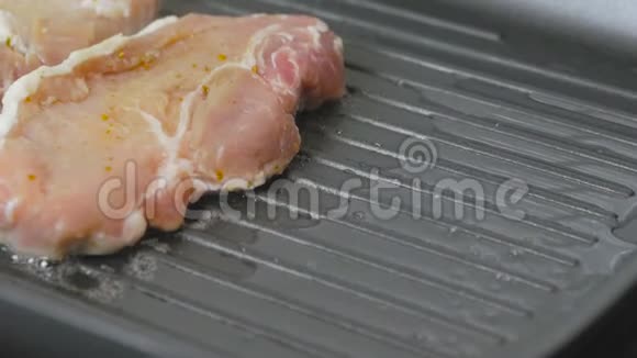 锅中猪排的准备是烤架肉在肋面上炸视频的预览图