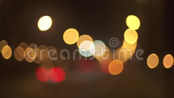 夜间交通和汽车灯的分散视频的预览图