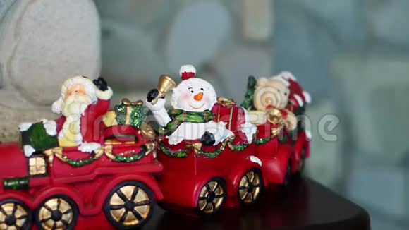 圣诞节装饰各种玩具雕像蜡烛在房子里营造节日的圣诞气氛视频的预览图