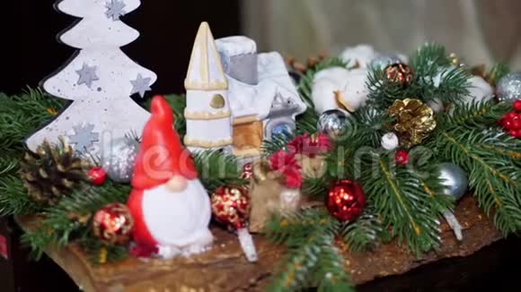 圣诞节装饰各种玩具雕像蜡烛在房子里营造节日的圣诞气氛视频的预览图