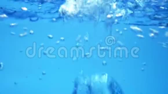 水族箱中的蓝色水波慢动作抽象背景视频的预览图