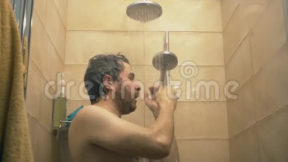 英俊的胡子男人正在洗澡慢镜头暖色视频的预览图