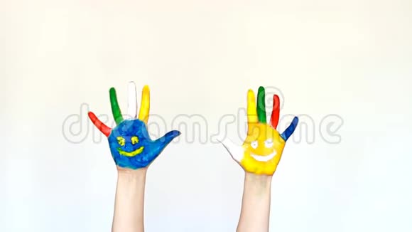 创意艺术和绘画彩色的双手带着微笑白光背景视频的预览图