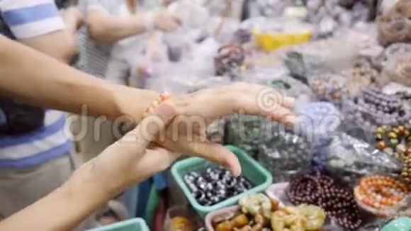 年轻女性在亚洲夜市购物手工手镯珠宝泰国曼谷4K视频的预览图
