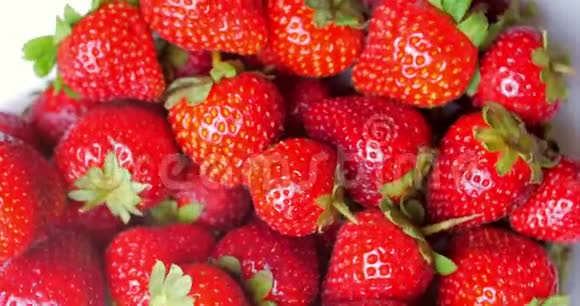 新鲜的水果开胃美丽的草莓作为食物背景有机健康成熟草莓营养视频的预览图