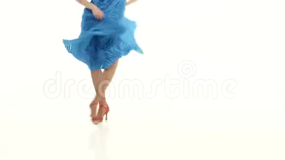 在舞厅跳舞的女孩的腿白色背景特写视频的预览图