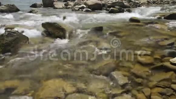 夏日美丽的山河特写黑谢尔莫什乌克兰快速流动的水和岩石视频的预览图