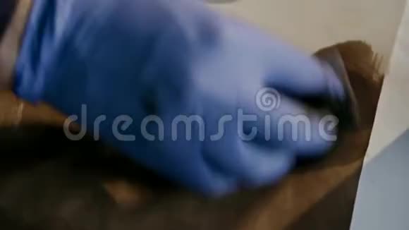 手工制作皮夹的过程主人用棕色油漆一块皮革手工制作视频的预览图