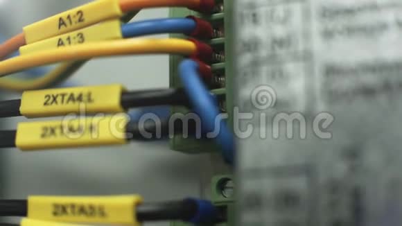 签署的电缆和电线连接到电器柜上视频的预览图