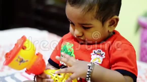 一个可爱的小男孩在玩玩具视频的预览图