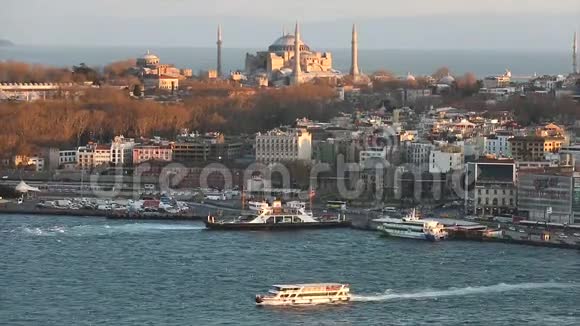 傍晚的太阳照亮了圣索菲亚斯坦布尔大教堂和金角海峡的宽阔框架视频的预览图